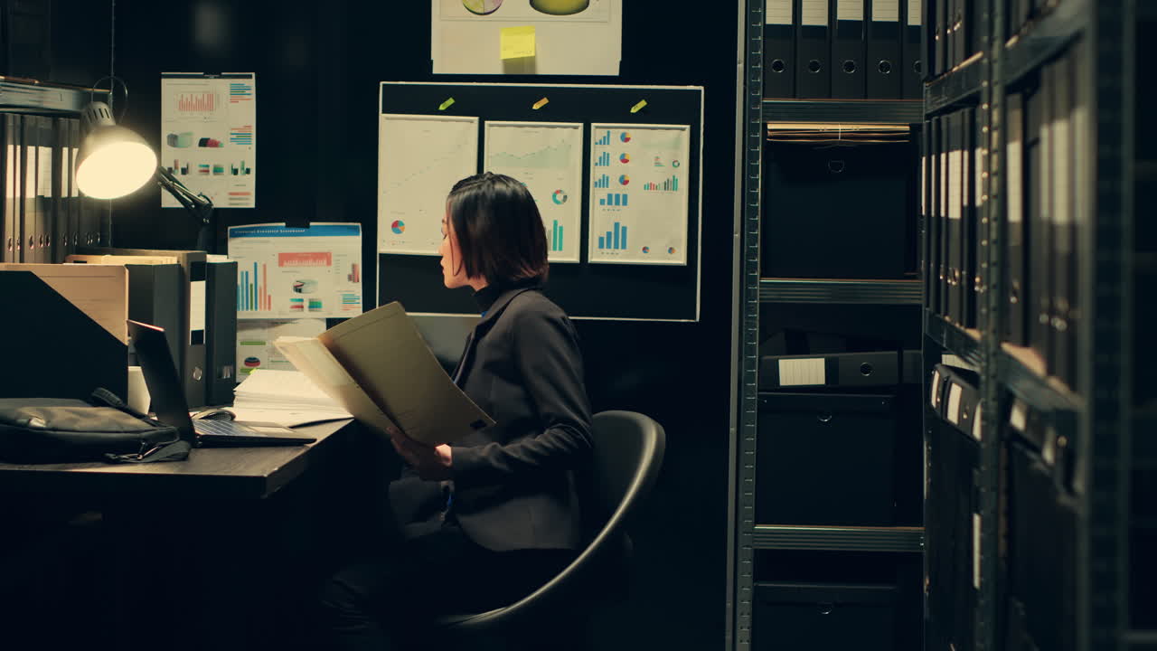 agente privado que trabaja en la sala de archivos de la policía para leer los registros oficiales