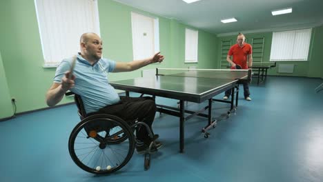 personas con discapacidad jugando al tenis de mesa