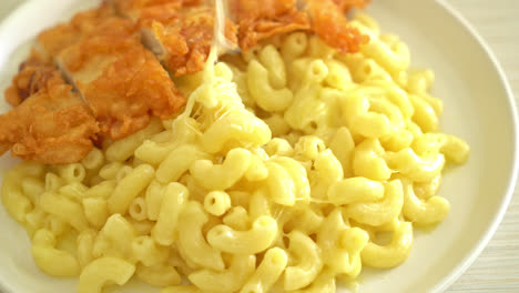 macarrones con queso caseros con pollo frito