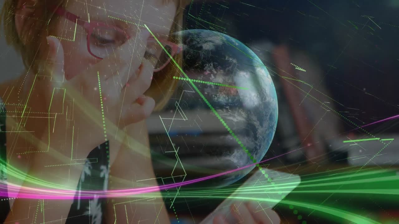 animación de un globo y rastros de luz sobre una mujer de negocios caucásica usando un teléfono inteligente