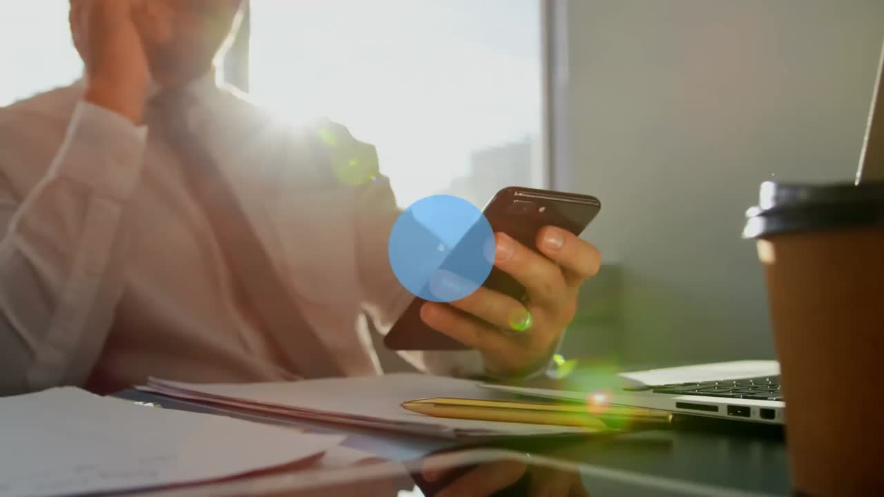 animación de iconos de los medios sobre un empresario caucásico que usa un teléfono inteligente