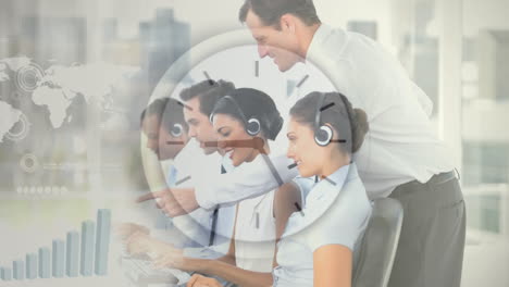 supervisor del centro de llamadas trabajando con el equipo
