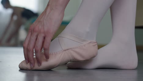 Ballerina-Nimmt-Ballettschuhe-Auf