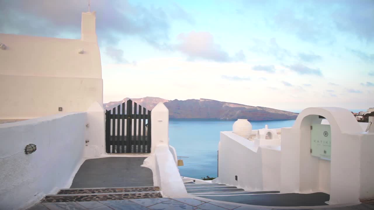 좁은 그리스 거리를 추적