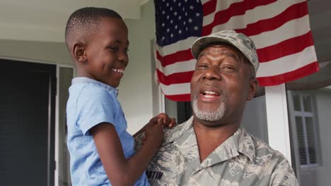 video de un feliz soldado afroamericano abuelo y nieto