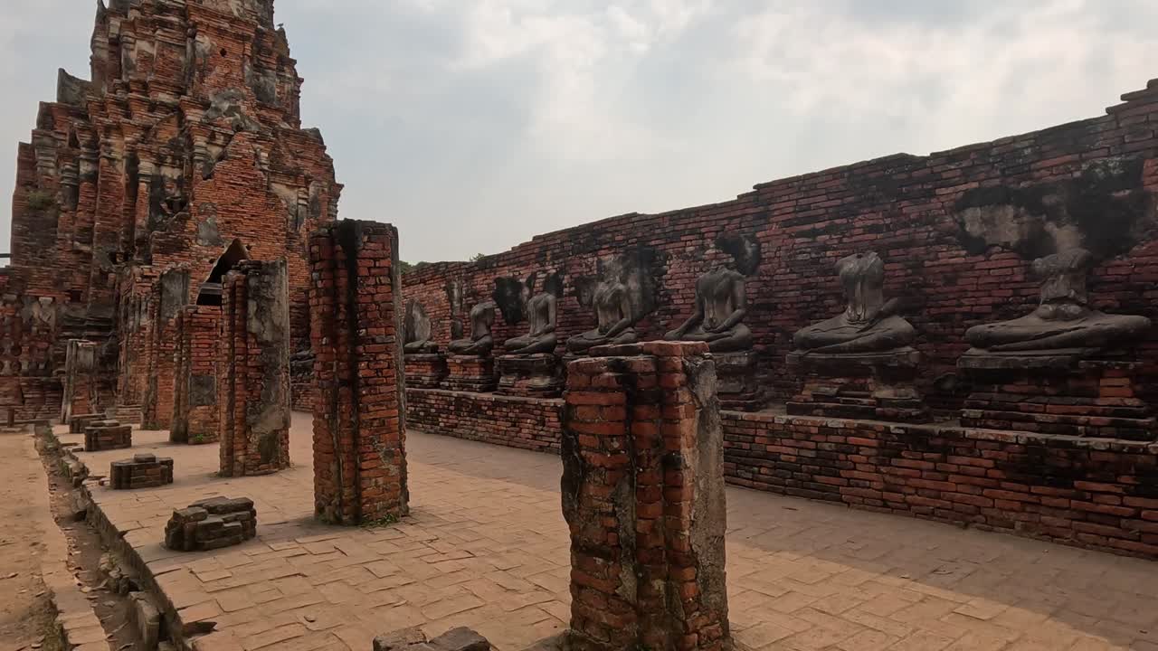 vista panorámica lenta de las ruinas del templo histórico.