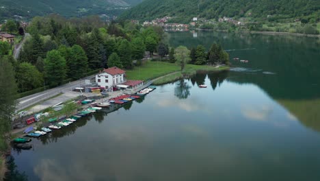 Drone-Volando-Sobre-El-Lago-Endine-Con-Las-Montañas-Al-Fondo,-Lombardía,-Italia