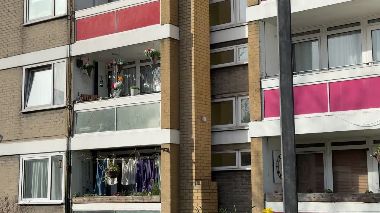 Dia ensolarado em varandas de apartamentos residenciais com roupas estendidas
