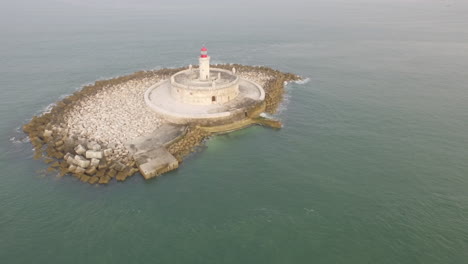 Bugio-Leuchtturm-Auf-Einer-Sehr-Kleinen-Insel-Mitten-Im-Atlantik