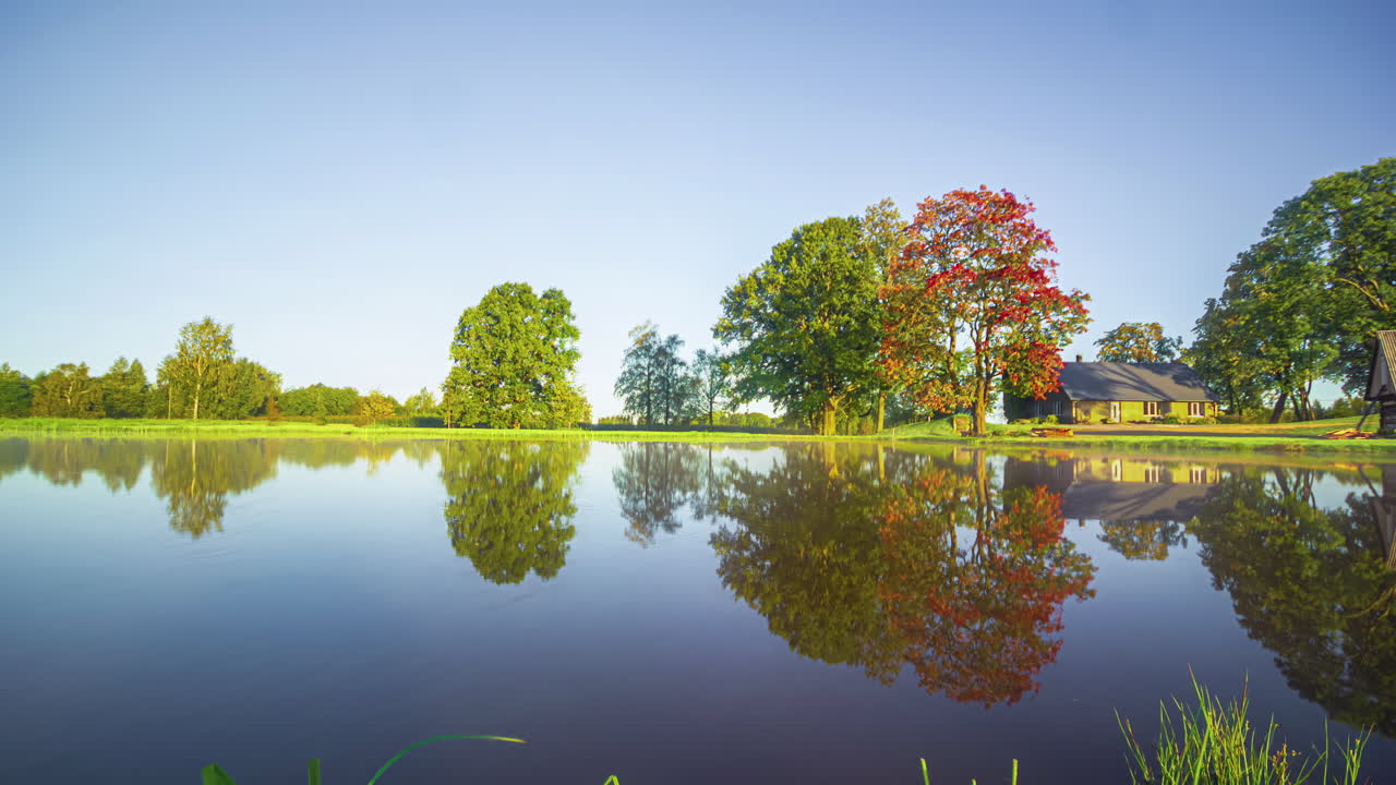 여름, 가을, 겨울 동안 호수 에 있는 오두막 오두막 - 긴 기간의 시간 지연