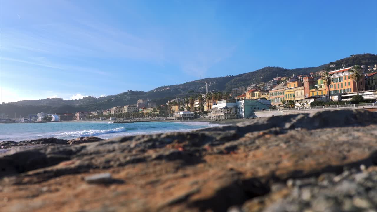ángulo bajo de la superficie del suelo pov de la ciudad y playa de varazze, italia