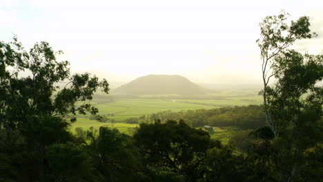 Bäume,-Die-Nebel-Bedeckten-Bergblick-Bei-Sonnenuntergang-Umrahmen,-4k-luftdrohne,-Australien