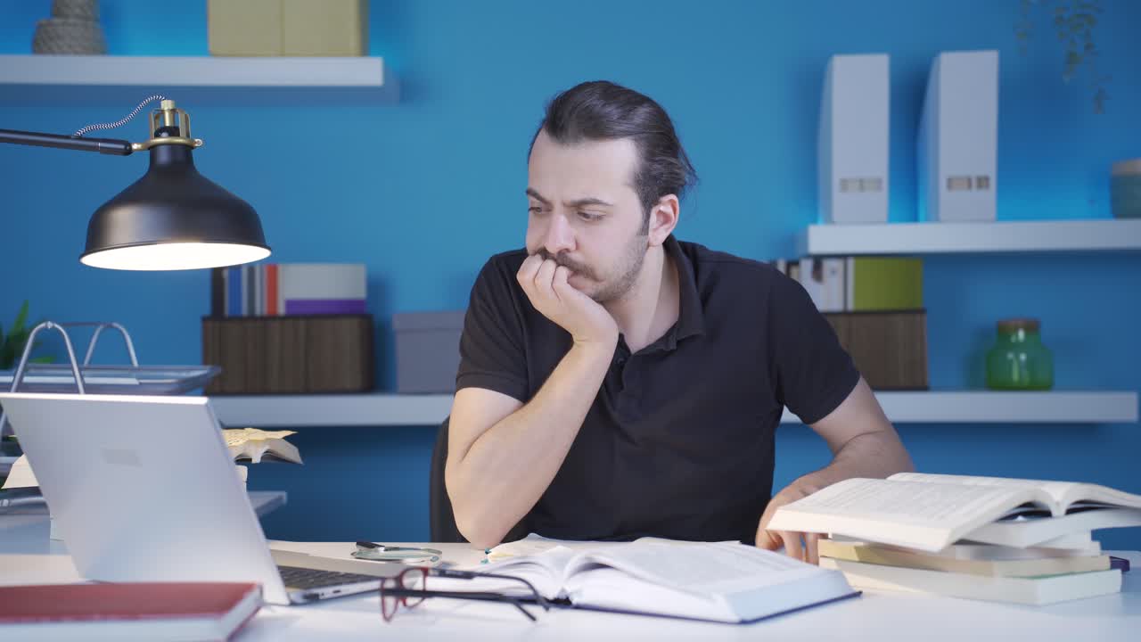 el hombre preocupado y agitado es incapaz de trabajar y siente problemas.