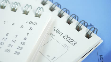 Jahreskalender-2023-Auf-Dem-Schreibtisch,