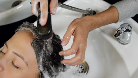 los clientes se lavan el cabello