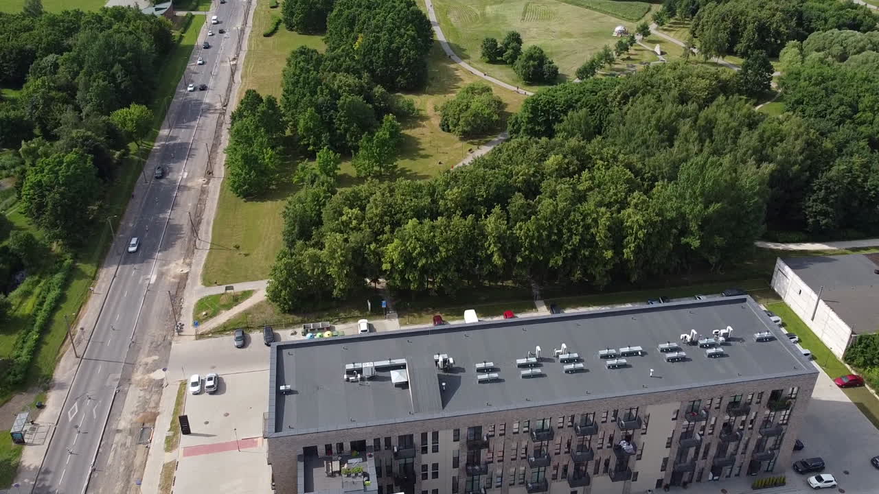 vista aérea, edificio de apartamentos y parque verde en los suburbios de kaunas, lituania