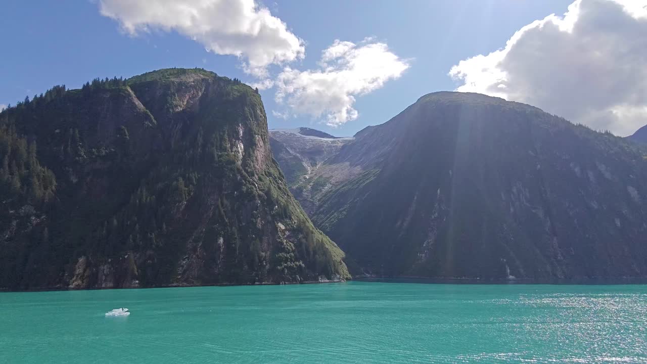 Yüzen Buzdağı ile Görkemli Dağlar ve Turkuaz Fiyort