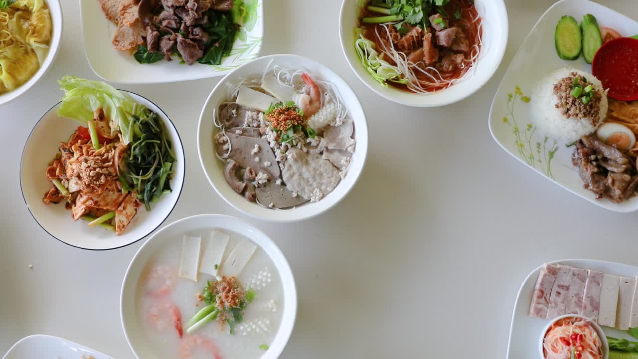 평평한 테이블 위에서 베트남 요리를 당기는 남성 손