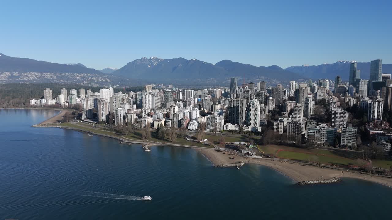 Spiaggia al tramonto ed edifici residenziali alti sul lungomare a Vancouver, BC, Canada. - Ripresa aerea