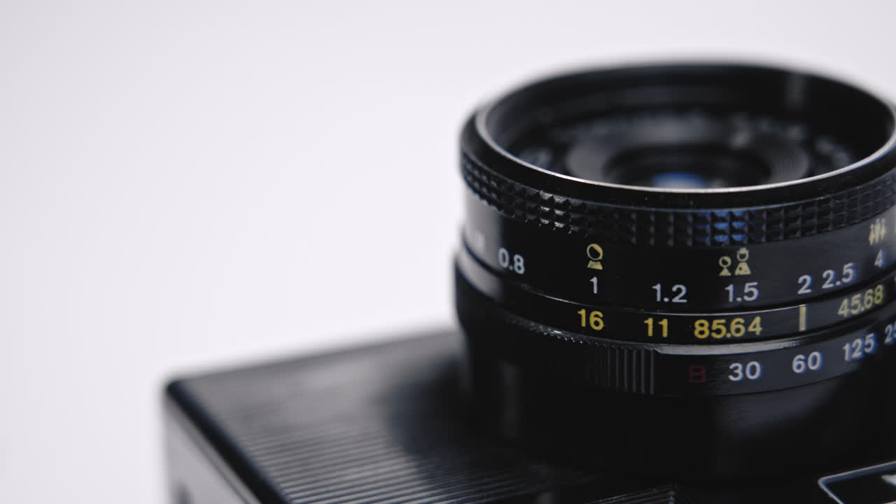 старый винтажный объектив на пленковой камере