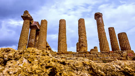 Antike-Römische-Oder-Griechische-Ruinen---Zeitraffer-Aus-Niedrigem-Winkel-Und-Wolkenlandschaft