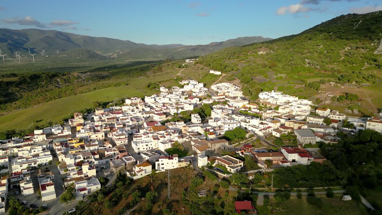 punto de vista del avión no tripulado del pueblo español de facinas