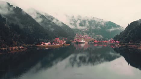 vuela sobre el hermoso lago en uzungol, aldea de las montañas de niebla, trabzon, turquía