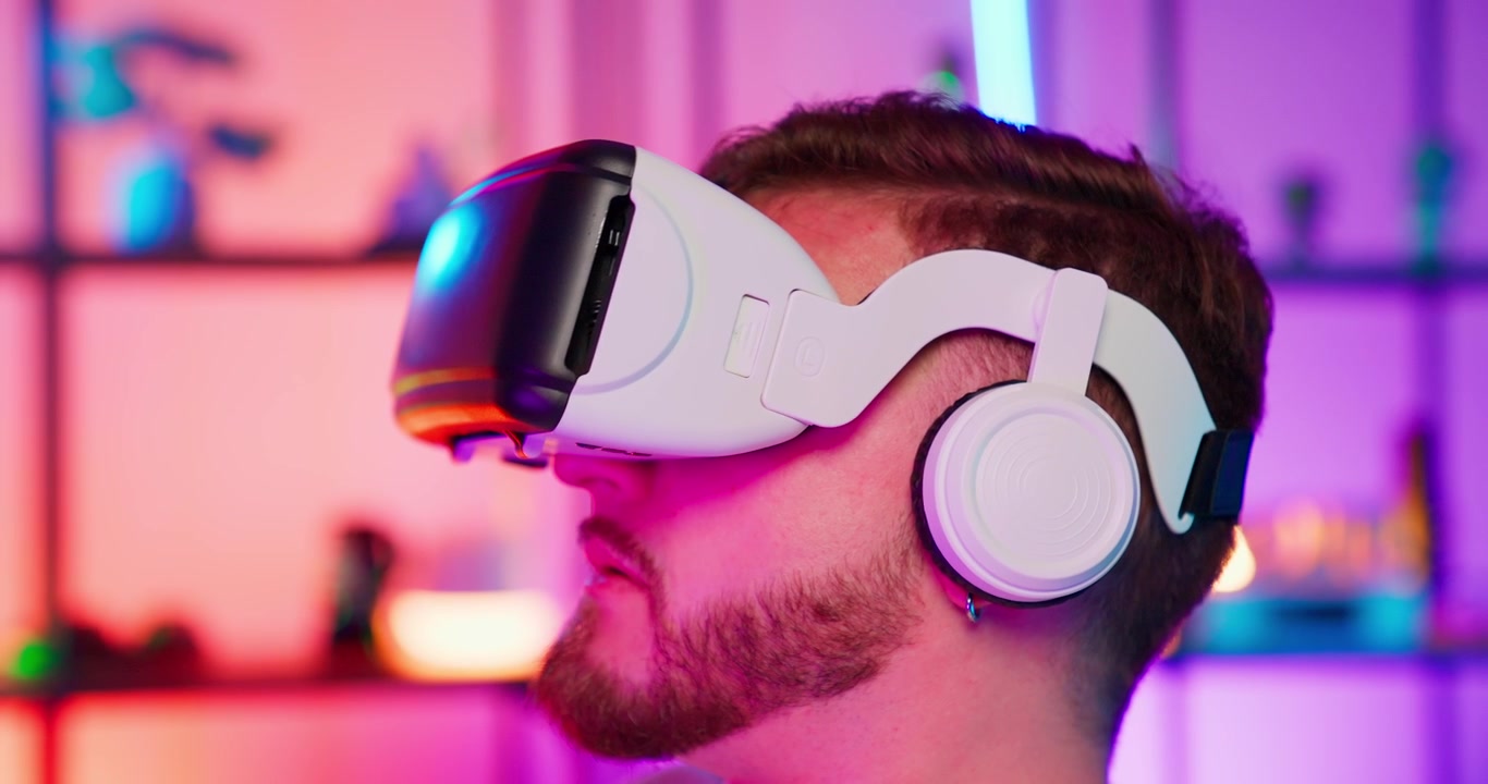 Giovane uomo immerso nella realtà virtuale con visore VR e cuffie