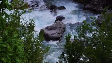 Burbujas-De-Agua-Dulce-Entre-Las-Piedras-Pulidas-Que-Fluyen-Furiosamente-Desde-Las-Montañas-En-Los-Alpes-Albaneses