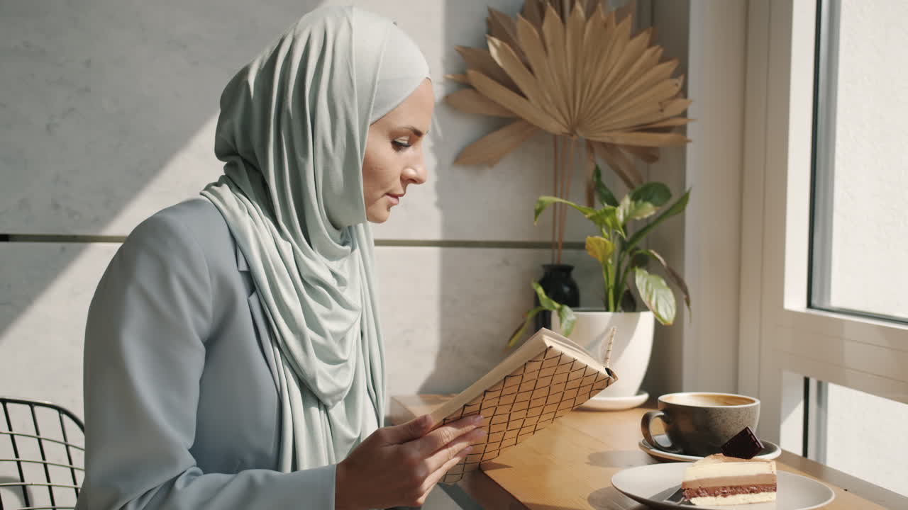 mujer leyendo en un café