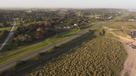 Toma-Aérea-De-Drones-De-Caminos-Rurales-Con-Camiones-De-Conducción-Durante-La-Puesta-De-Sol-En-Mar-Del-Plata,-Argentina