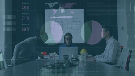 animación de la interfaz infográfica sobre diversos arquitectos discutiendo sobre el diseño en la computadora portátil