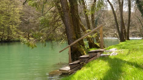 toma estática de las escaleras de madera que conducen a los baños naturales en el río krka