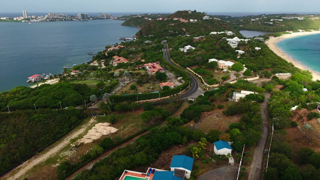 Ripresa aerea con drone che rivela l'isola di St. Martin, paesaggio, strade, edifici e spiagge sul Mar dei Caraibi e sulla laguna di Simpson Bay