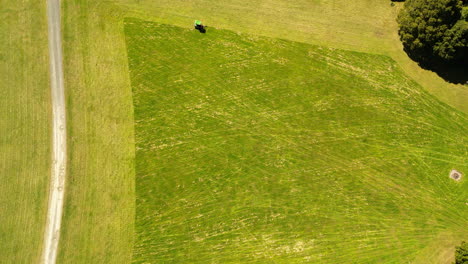 Vista-Panorámica-Aérea-Sobre-El-Vehículo-Cortando-El-Césped