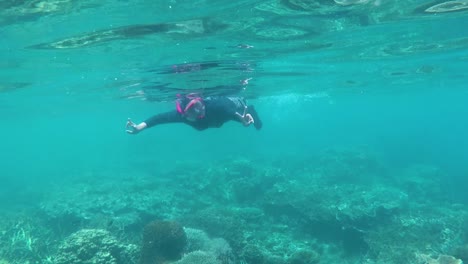 Mujer-Feliz-Buceando-Y-Jugando-Bajo-El-Agua-Con-Peces-En-Karimun-Jawa