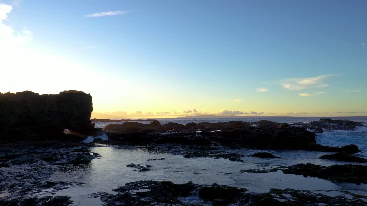 antena desde la costa sur de lanai sobre escarpadas rocas costeras hacia sweetheart rock en el santuario de aves marinas del islote pu'upehe al atardecer