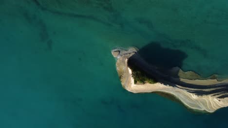 Antena-De-Arriba-Hacia-Abajo-Formación-De-Islotes-De-Roca-En-La-Isla-De-Corfú-Grecia-Destino-De-Viaje-De-Vacaciones