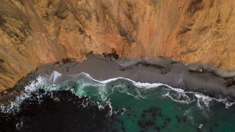 從空中看,海浪撞擊秘魯海岸線的懸崖在帕拉卡斯