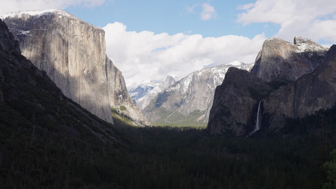 grandes nubes oscuras que pasan sobre el valle en la vista del túnel en el parque nacional de yosemite