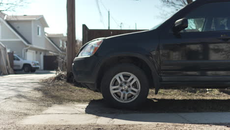 Black-vehicle-parked-in-an-alley