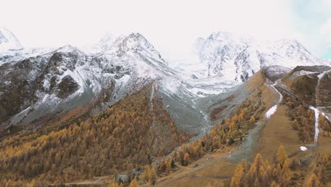 Vuelo-De-Drones-Sobre-Un-Impresionante-Valle-Alpino-Otoñal