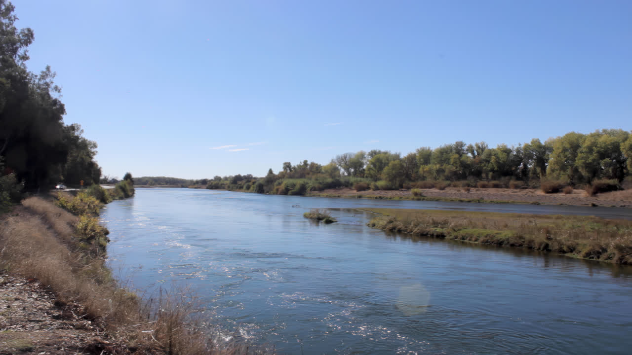 toma estática del tranquilo río sacramento en el condado de butte en las afueras de chico, california en una tarde de otoño en 4k