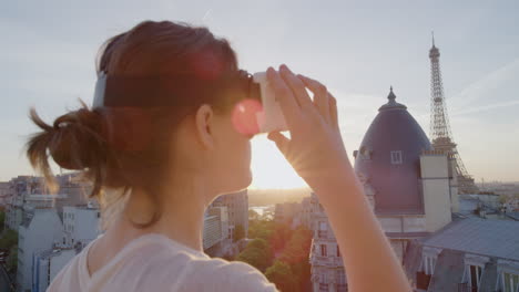 Frau-Nutzt-Virtual-Reality-Headset-Und-Genießt-Die-Erkundung-Des-Online-Cyberspace-Erlebnisses-Auf-Dem-Balkon-Im-Wunderschönen-Pariser-Sonnenuntergang-Aus-Nächster-Nähe