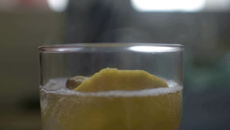 vitaminas saludables en el vaso lleno de agua caliente rodajas de limón y miel - remedio para la garganta