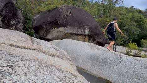 Macho-Adulto-Caminando-Descalzo-Y-Saltando-A-Través-De-Boulder-En-Emerald-Falls-Creek