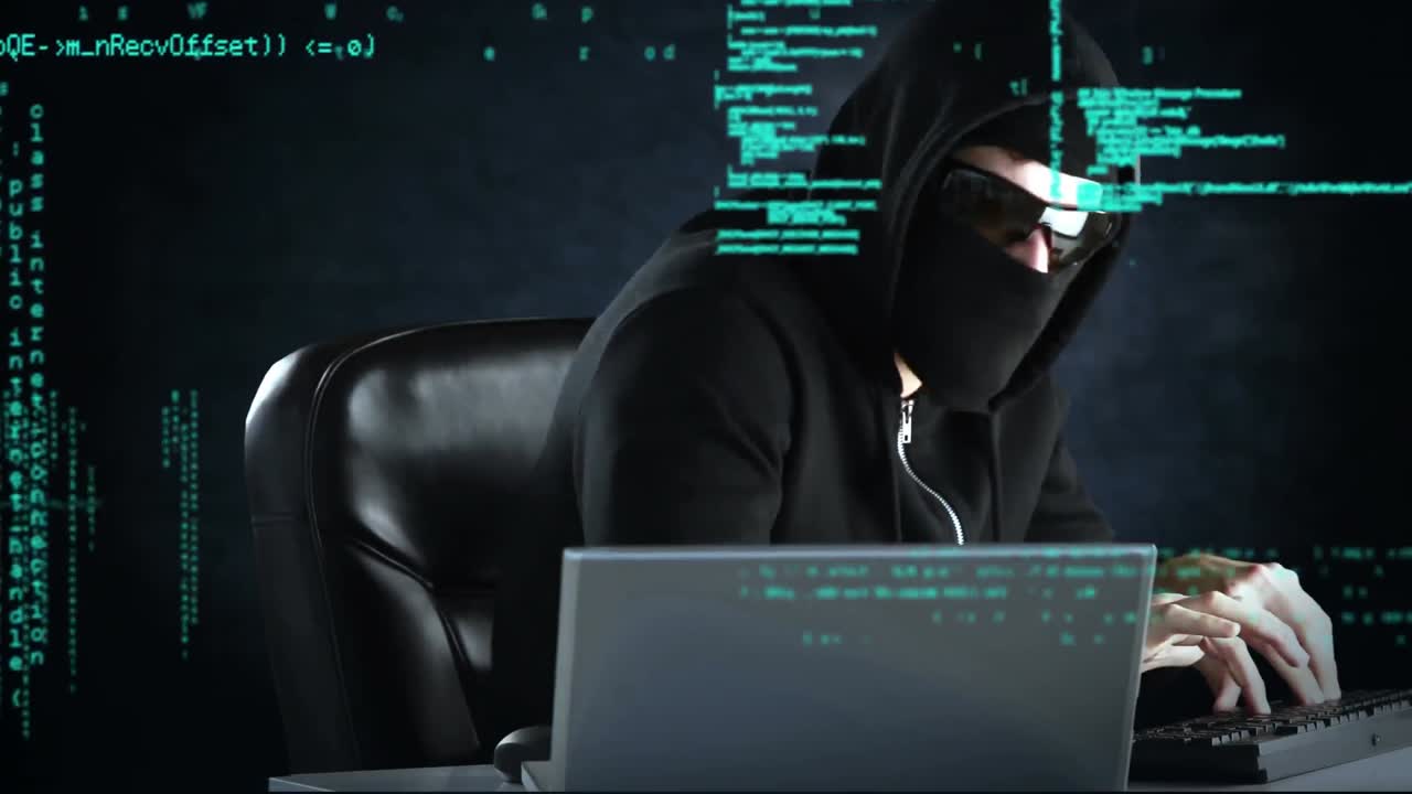 hacker furtivo trabajando en dos computadoras