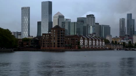 Canary-Wharf-Desde-Una-Vista-De-Los-Muelles-De-Surrey,-Londres,-Reino-Unido.