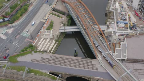 Overhead-Drohne-Shot-Tracking-Zug,-Der-Durch-Castlefield-Kanäle-Fährt-02