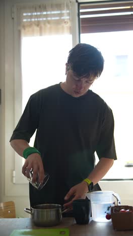 hombre cocinando en una cocina
